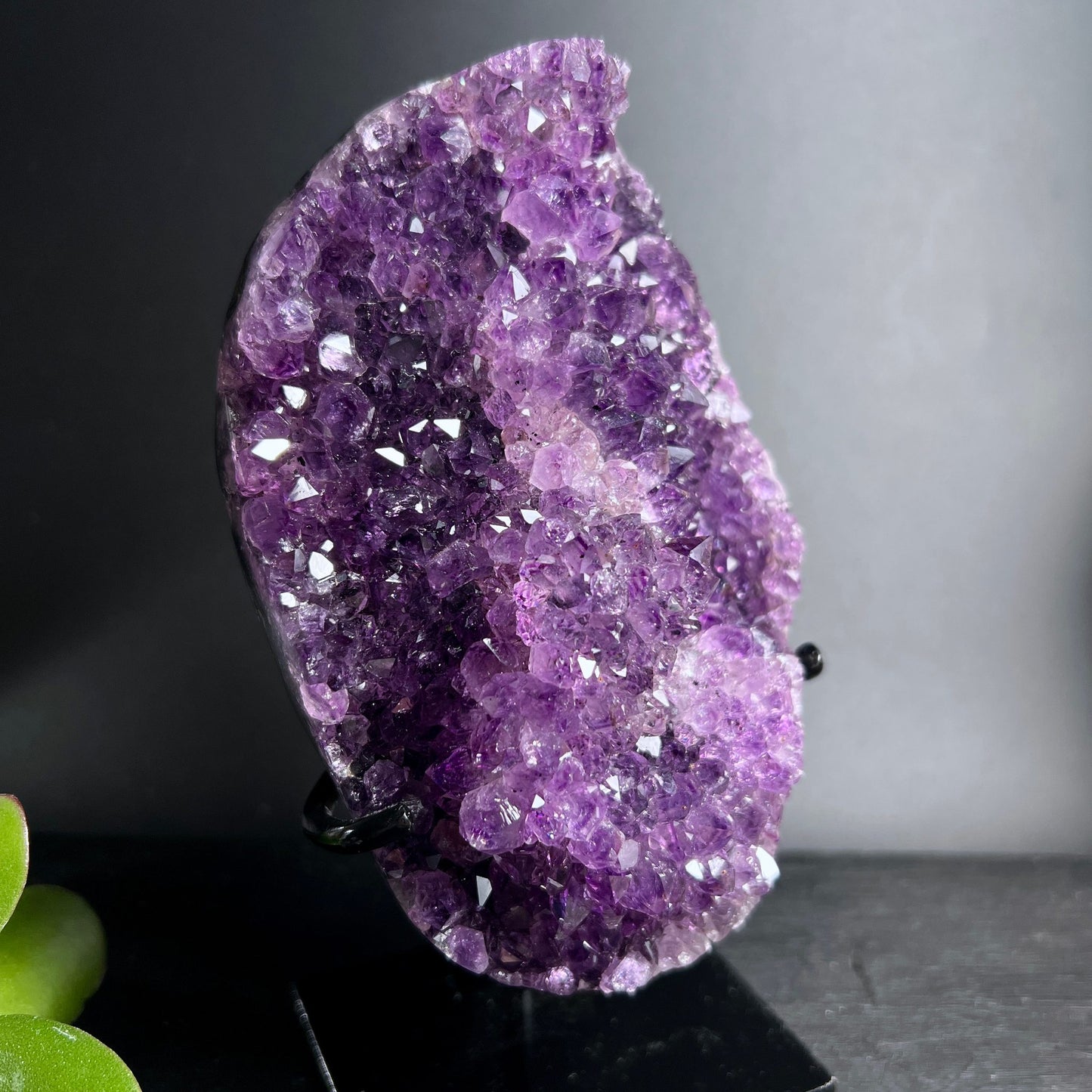 Uruguay Amethyst | poliert | Frontalansicht | dunkle violette Kristalle | schimmernde Oberfläche | Happy Minerals