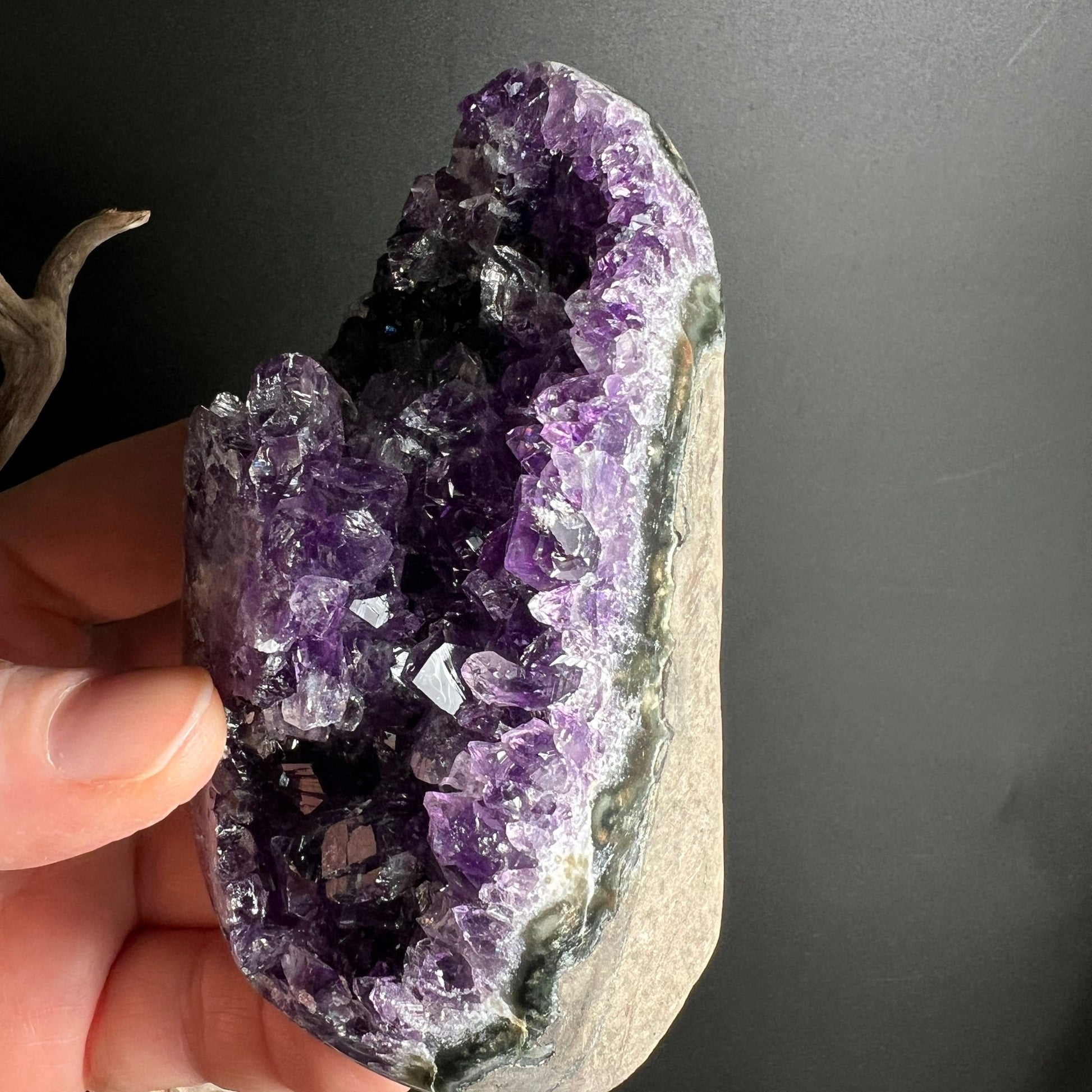 Uruguay Amethyst | kantenpoliert | dunkelviolette Kristalle | polierte Rückseite | Happy Minerals