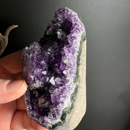 Uruguay Amethyst | kantenpoliert | dunkelviolette Kristalle | polierte Rückseite | Happy Minerals