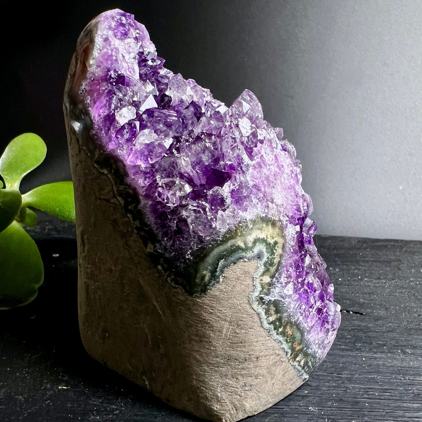 Uruguay Amethyst | kantenpoliert | Profil | violette Kristalle | grüne Achatstreifen | Happy Minerals