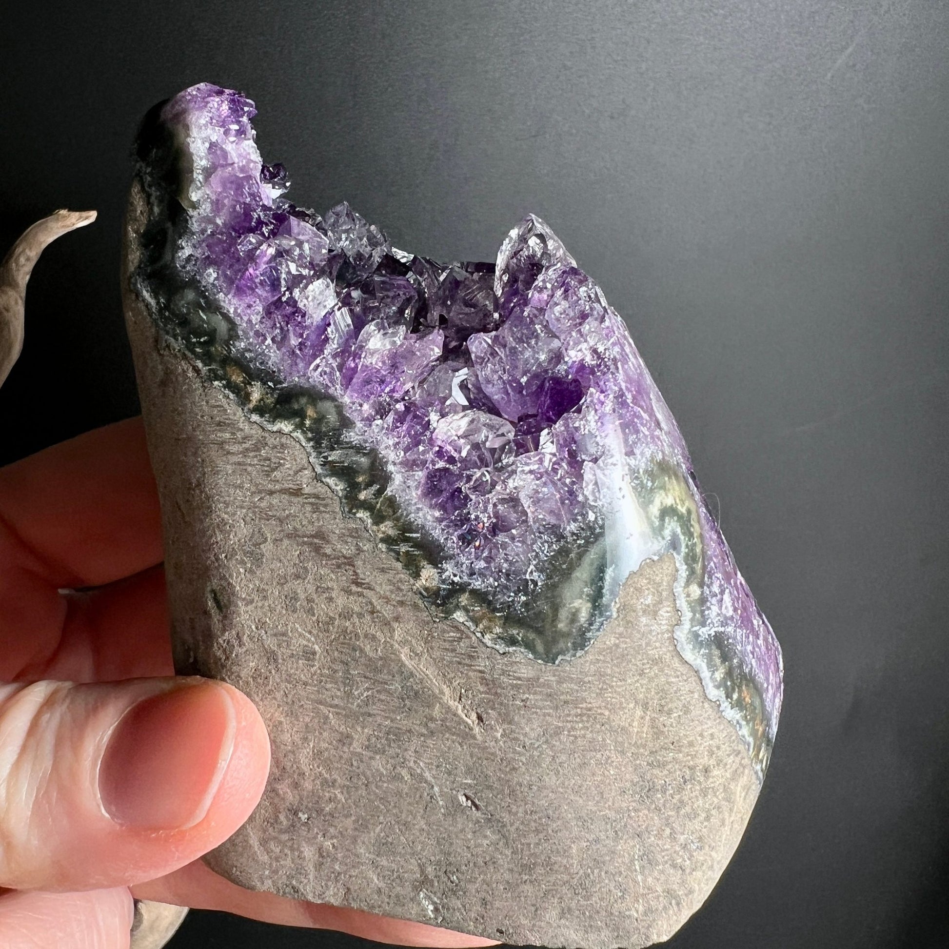 Uruguay Amethyst | kantenpoliert | natürliche Rückseite | beige Gestein | grüne Bänder | Happy Minerals