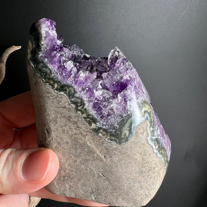 Uruguay Amethyst | kantenpoliert | natürliche Rückseite | beige Gestein | grüne Bänder | Happy Minerals