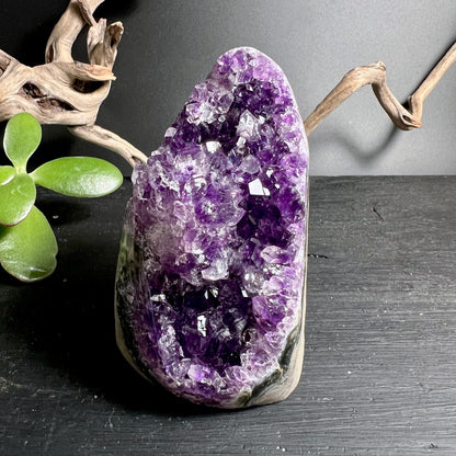 Uruguay Amethyst | kantenpoliert | tiefviolette Kristallformation | natürliche Felswand | Happy Minerals