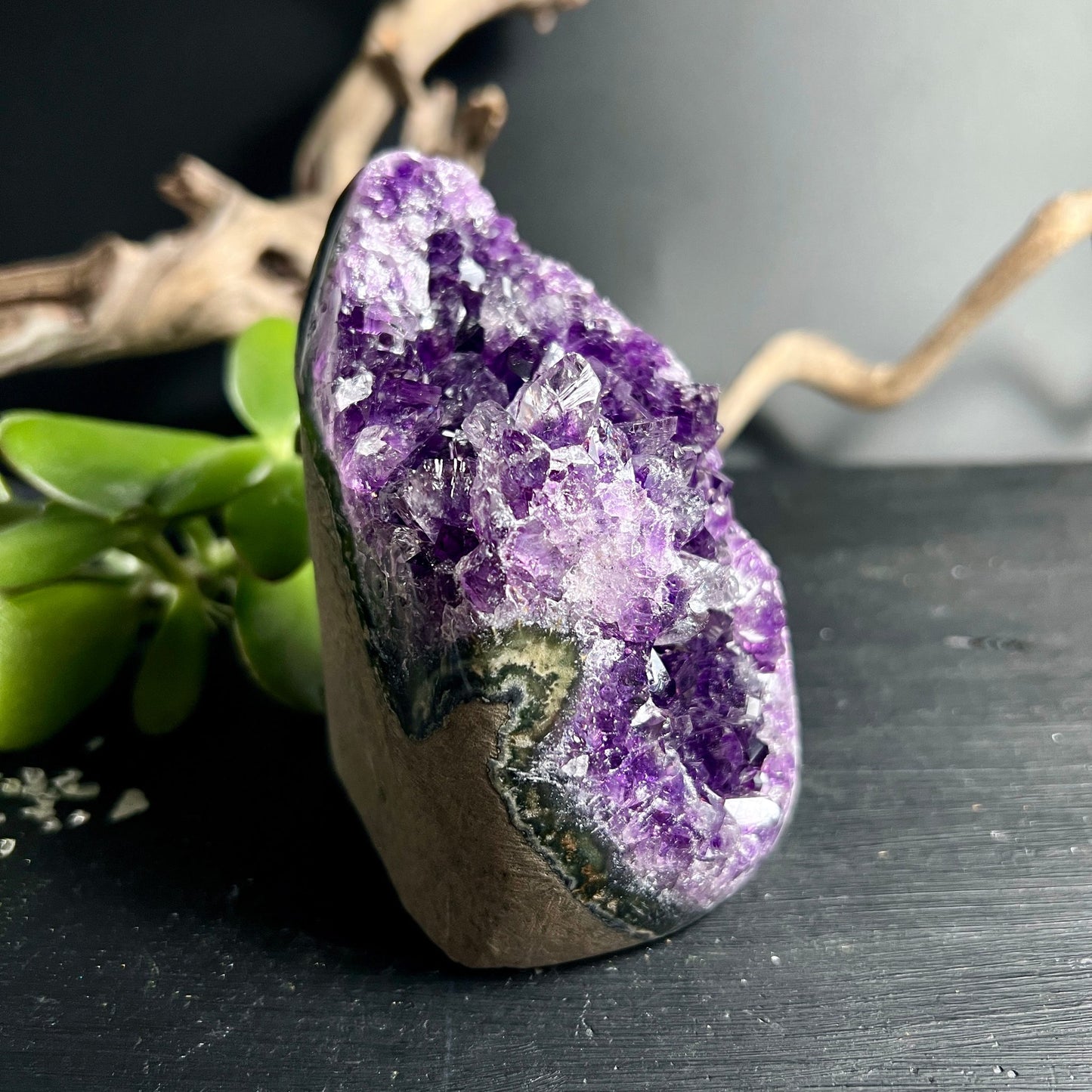 Uruguay Amethyst | kantenpoliert | violette Kristalle | grüne Achatschicht | Happy Minerals