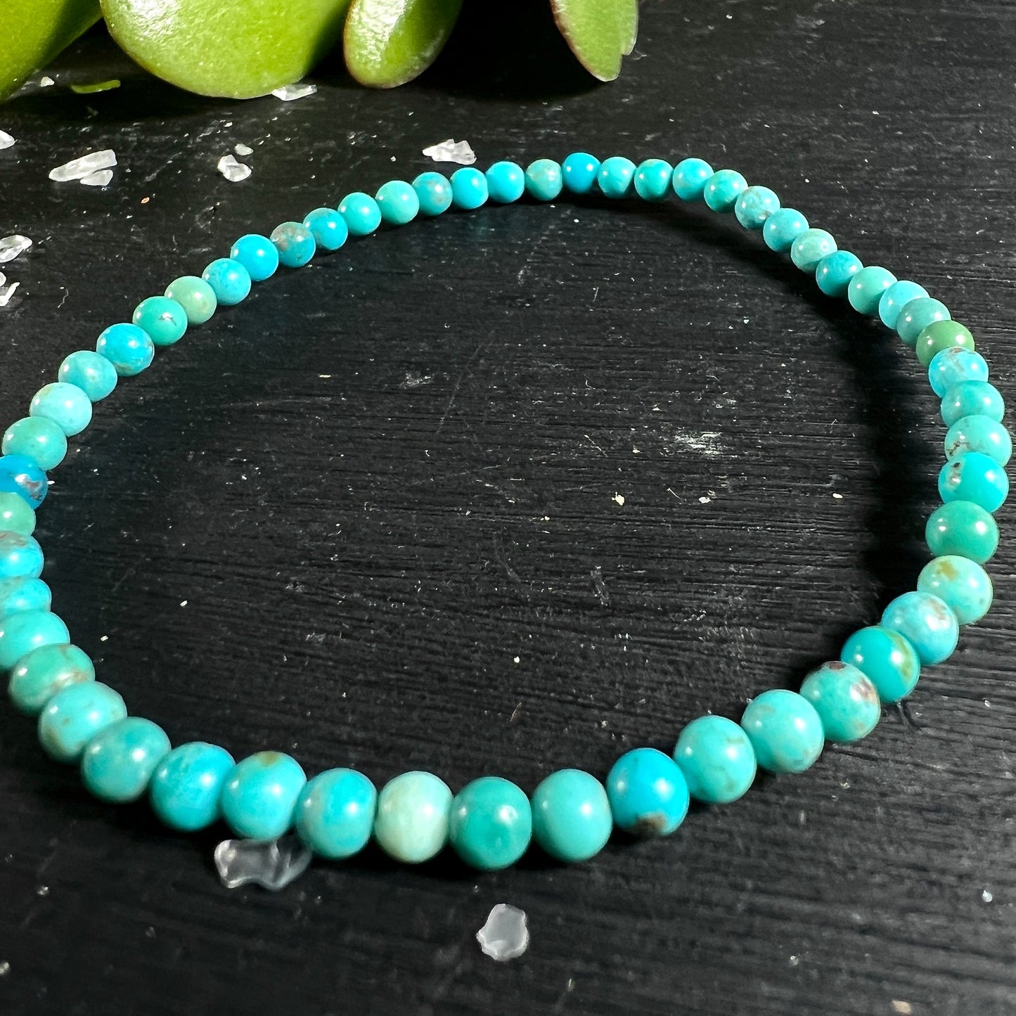 USA Türkis Armband | runde Perlen Detail | blaue Farbnuancen | Kristallchips | natürliche Steinstruktur | Happy Minerals