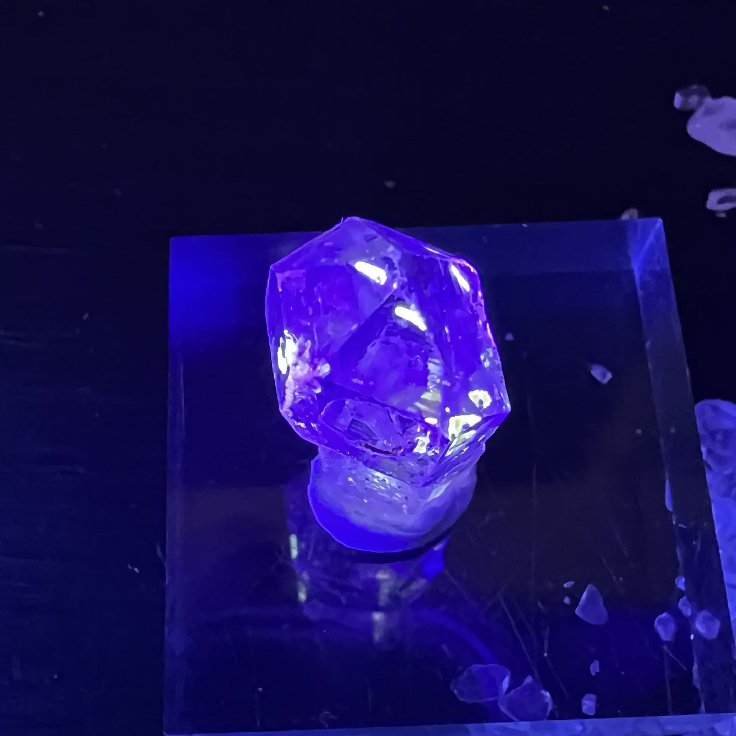 Petroleum Quartz aus Madagaskar leuchtend im UV-Licht | Happy Minerals