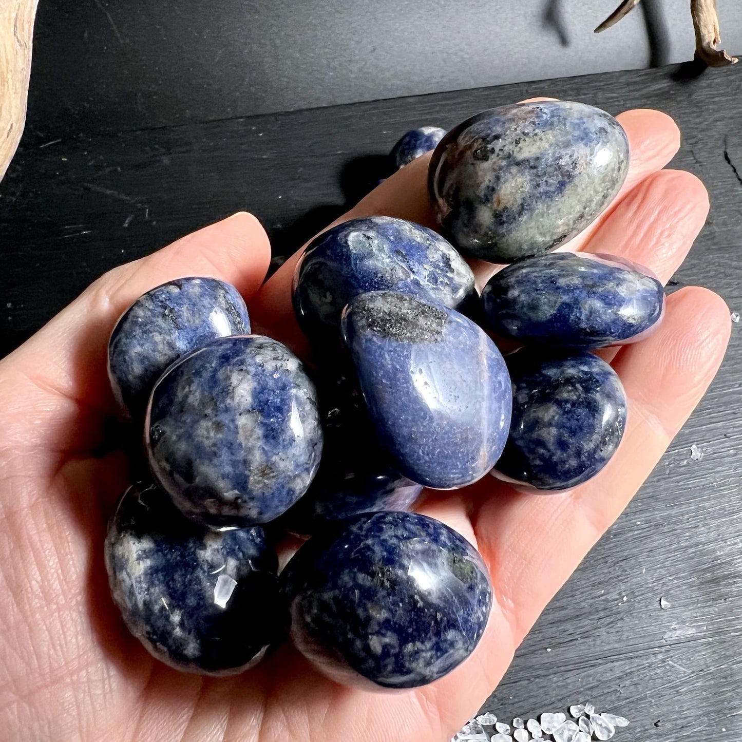 Fluoreszierender Sodalith – UV-Mineralien für Kinder und Sammler | Happy Minerals