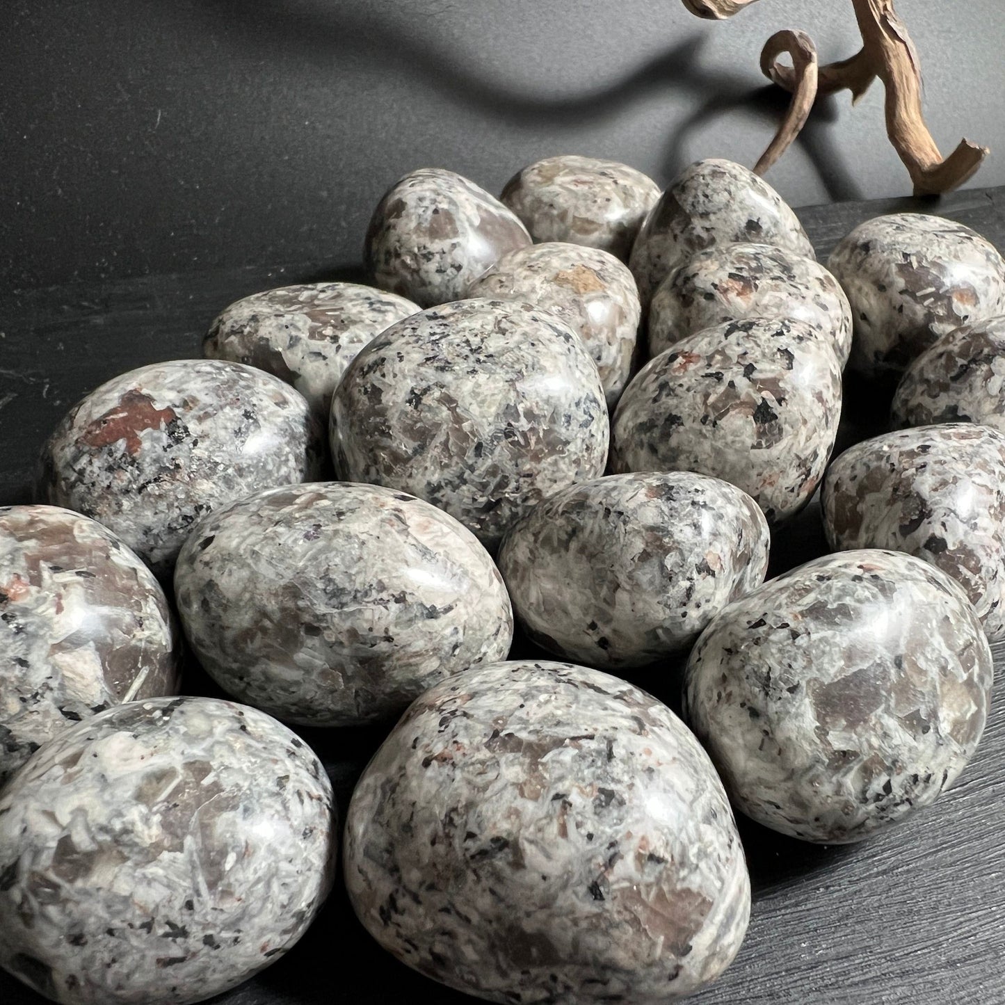 UV-Licht Stein Yooperlite mit intensiver Fluoreszenz | Happy Minerals