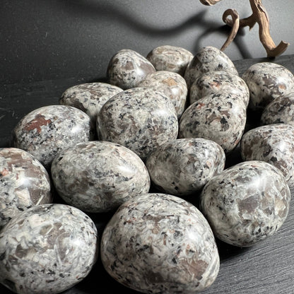 UV-Licht Stein Yooperlite mit intensiver Fluoreszenz | Happy Minerals