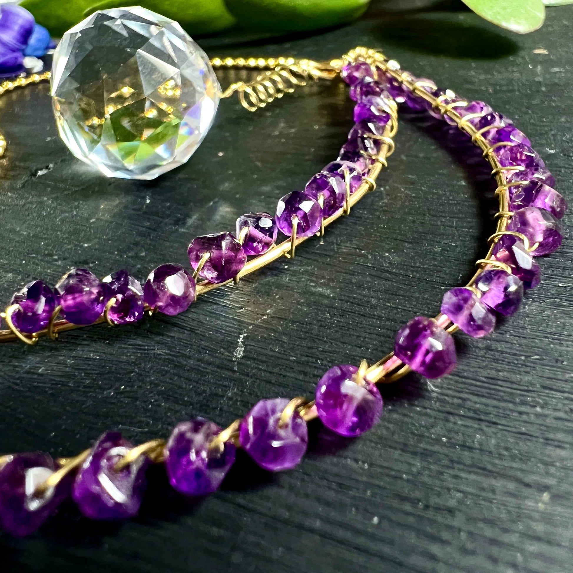 Violette Amethyst Perlen | Messing umwickelt | Facettierte Kristalle | Grüne Blätter | Happy Minerals
