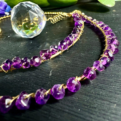 Violette Amethyst Perlen | Messing umwickelt | Facettierte Kristalle | Grüne Blätter | Happy Minerals