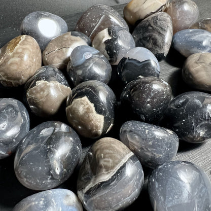 Vulkanachat als ruhiger Begleiter für Meditation und Altar | Happy Minerals