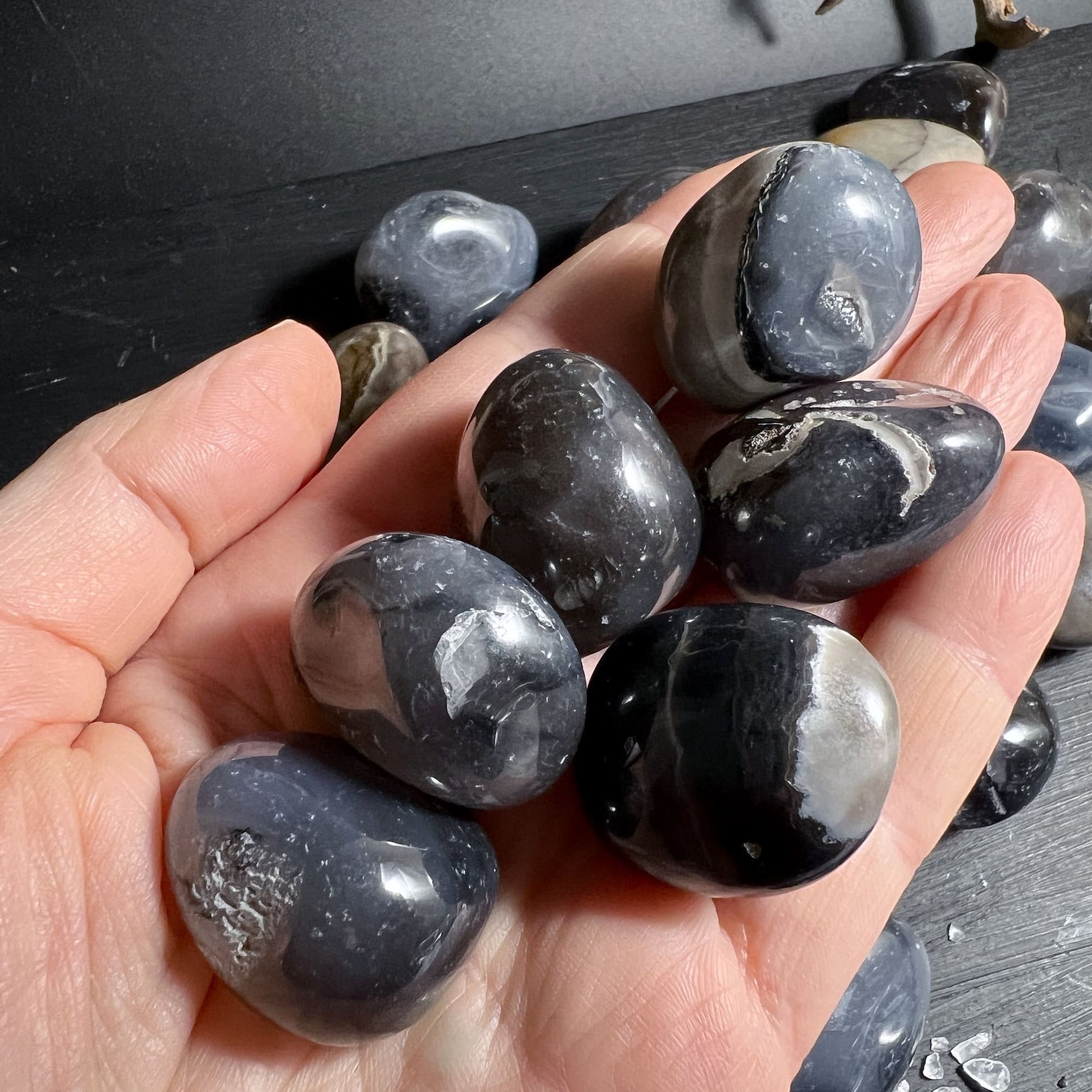 Vulkanachat im Tageslicht: Braun, Grau und Creme-Töne | Happy Minerals