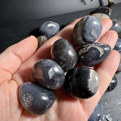 Vulkanachat im Tageslicht: Braun, Grau und Creme-Töne | Happy Minerals