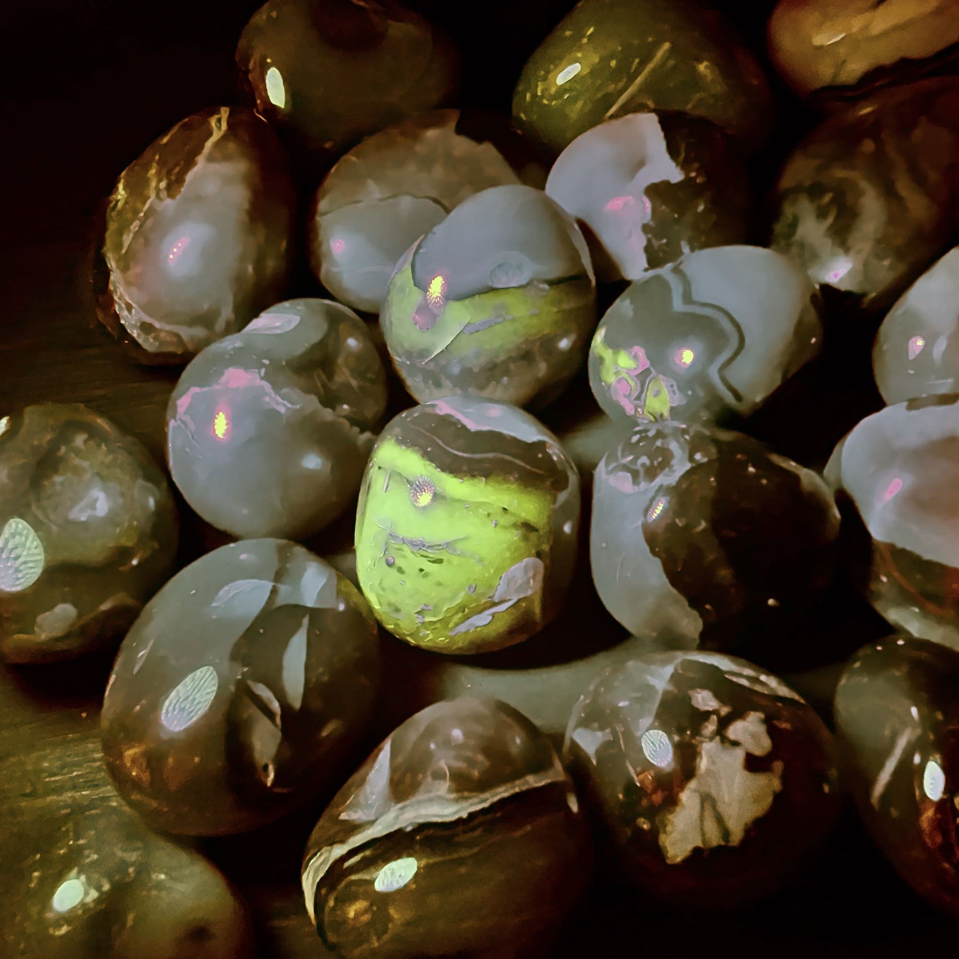 Vulkanachat Trommelstein 28–38mm, UV-Fluoreszenz im Detail | Happy Minerals