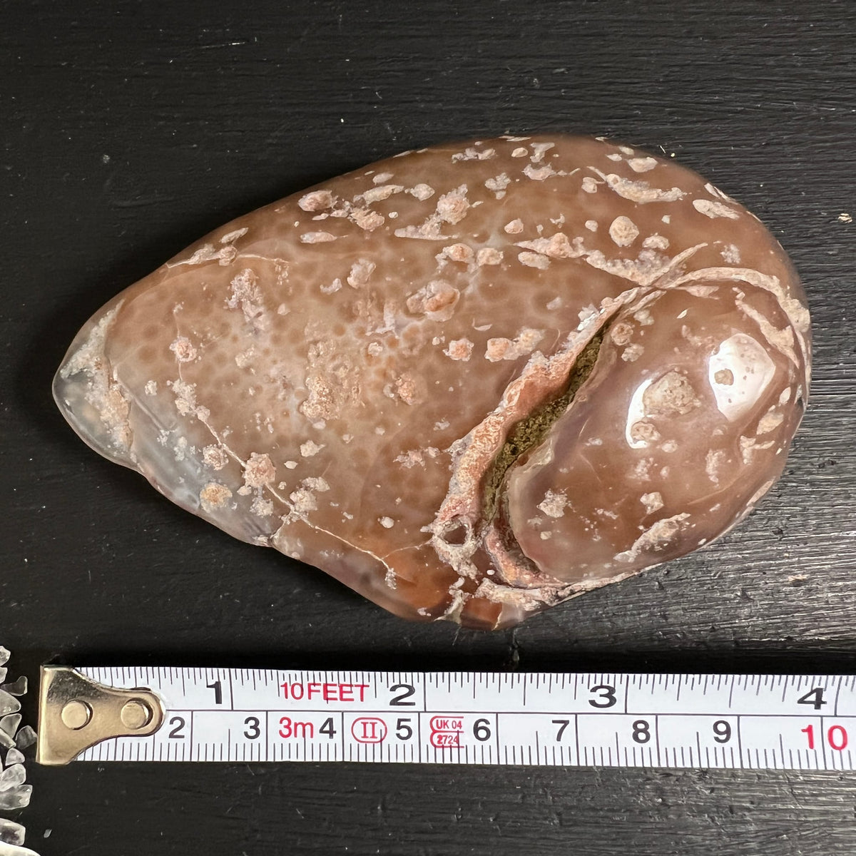 Wasserachat Handschmeichler, karamellbraun mit polygonalen Musterungen und offener Spalte mit sichtbarem Hohlraum | Happy Minerals