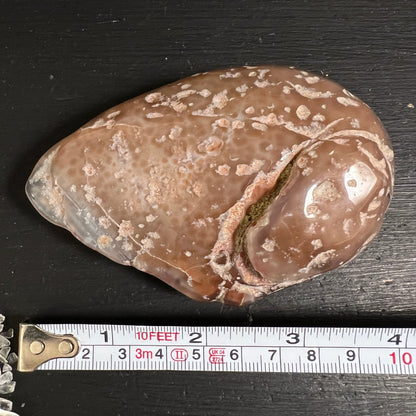 Wasserachat Handschmeichler, karamellbraun mit polygonalen Musterungen und offener Spalte mit sichtbarem Hohlraum | Happy Minerals