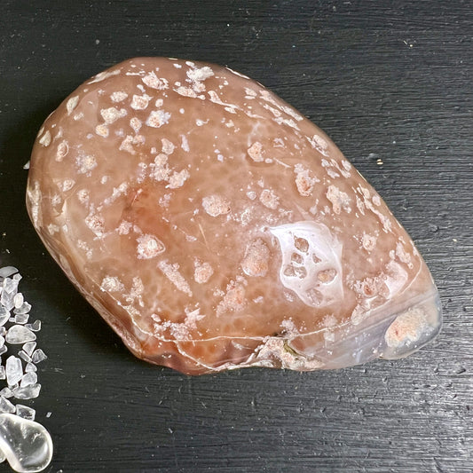 Wasserachat Handschmeichler pfirsichfarben mit rauen weissen Kristalleinschluessen, glaenzend poliert | Happy Minerals
