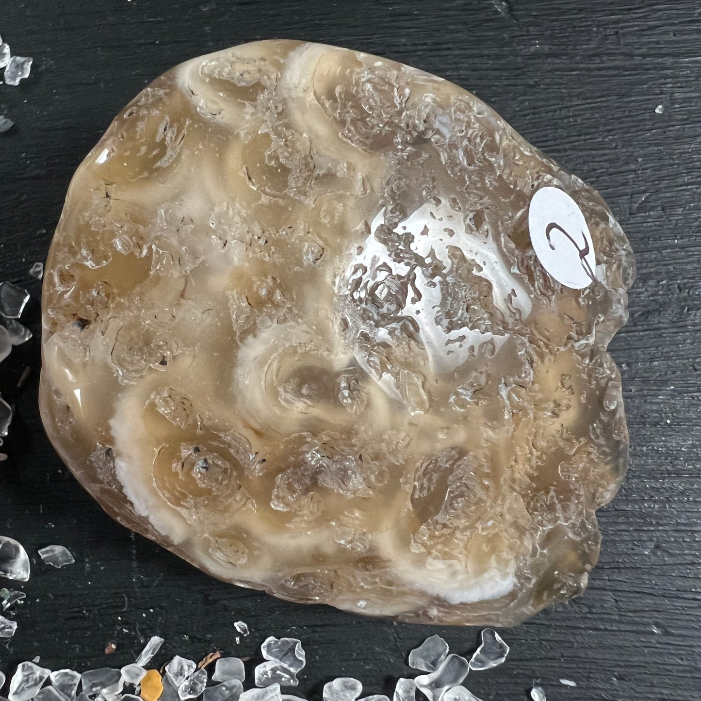 Wasseragat poliert, beige-braun mit blasenartigen Blaseneinschlüssen und glasigem Glanz, runde Knollenform | Happy Minerals