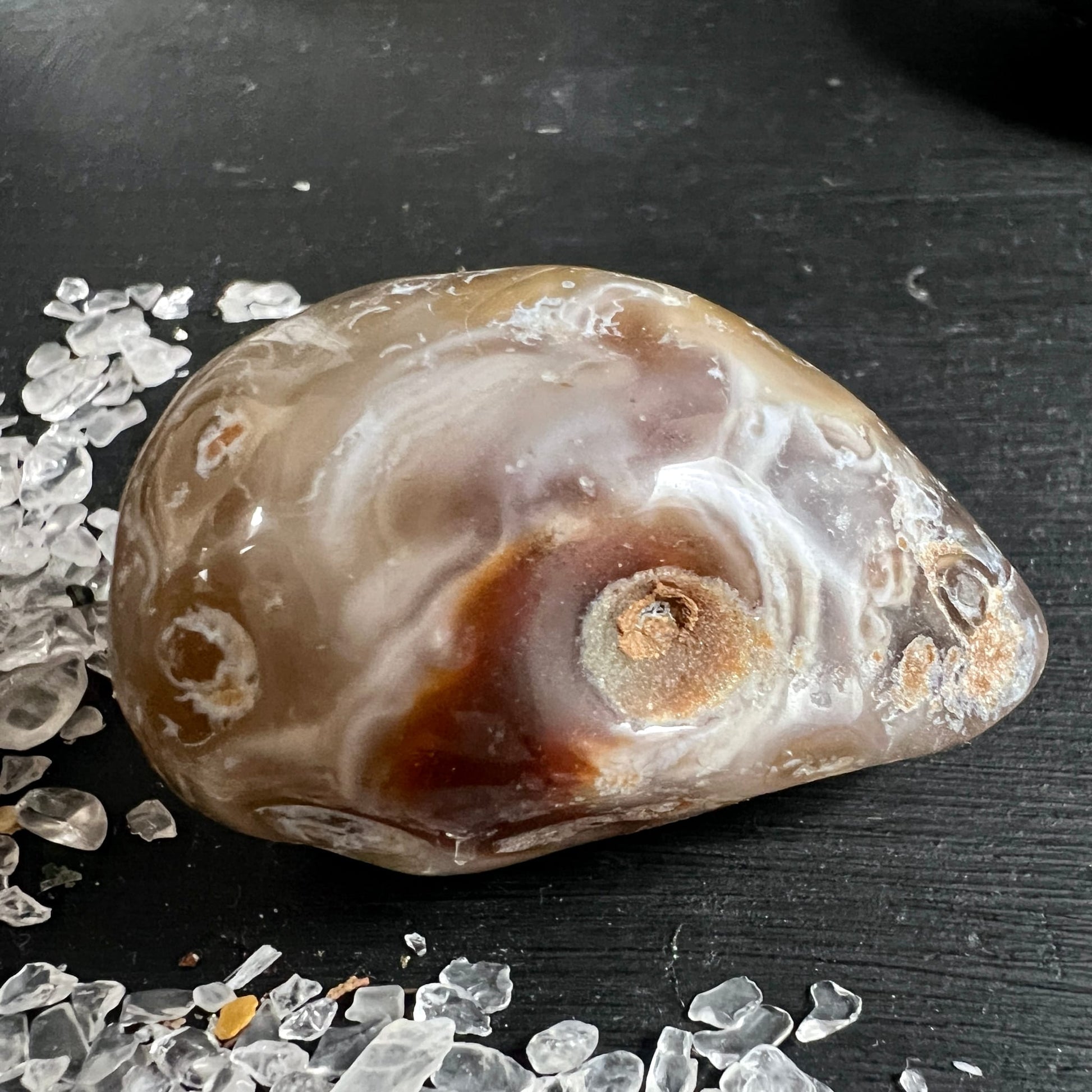 Polierter Wasseragat, cremig-beige mit rotbraunen Schlieren und kristalliner Öffnung, ovale Kuppelform | Happy Minerals