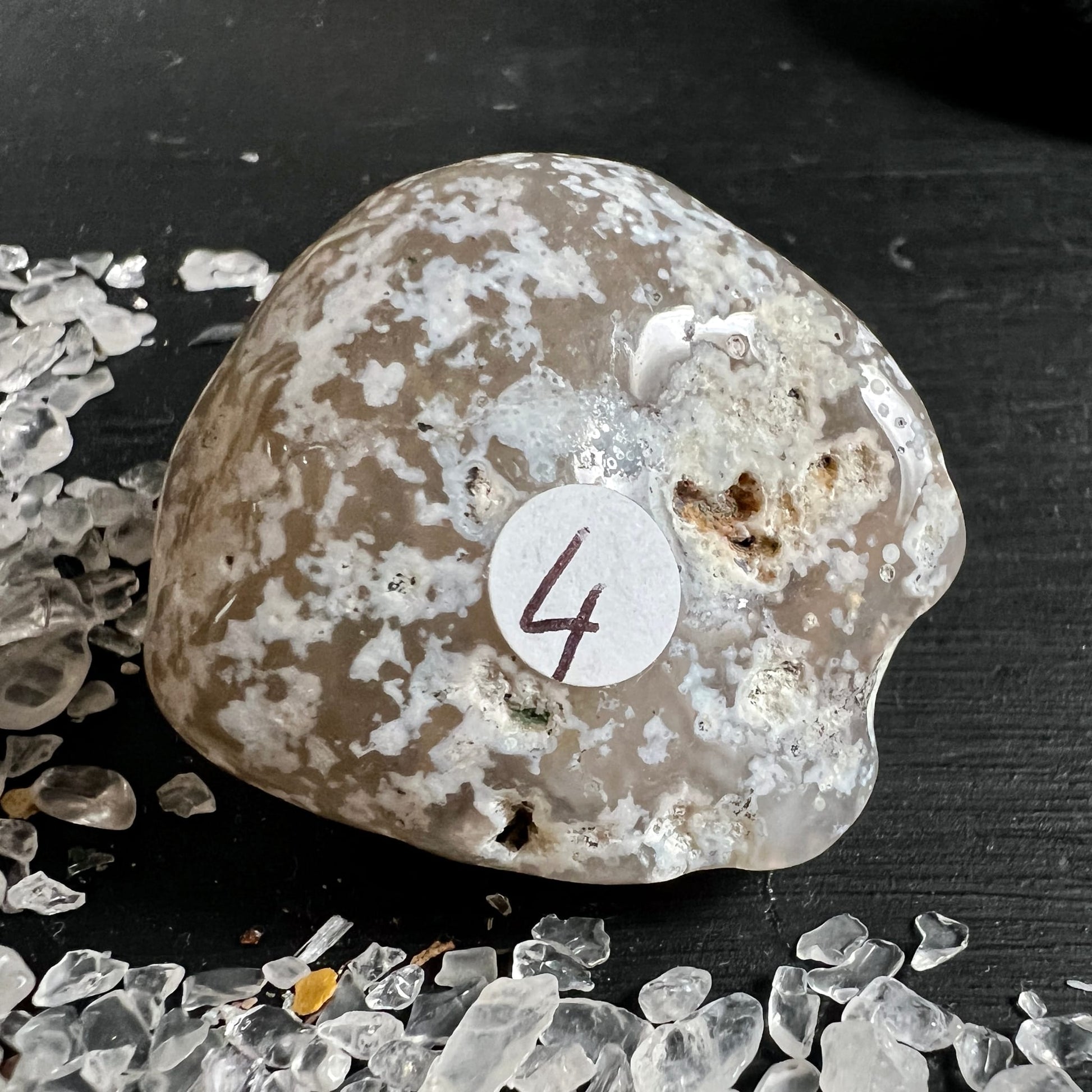 Wasseragat poliert, beige-braun mit weissen Wolkenmustern und kleinen Hohlraeumen, kuppelfoermig | Happy Minerals