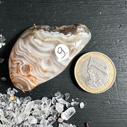 Wasseragat poliert, cremig-graue Wellenmuster mit orangen Einschluessen, unregelmaessige Form | Happy Minerals