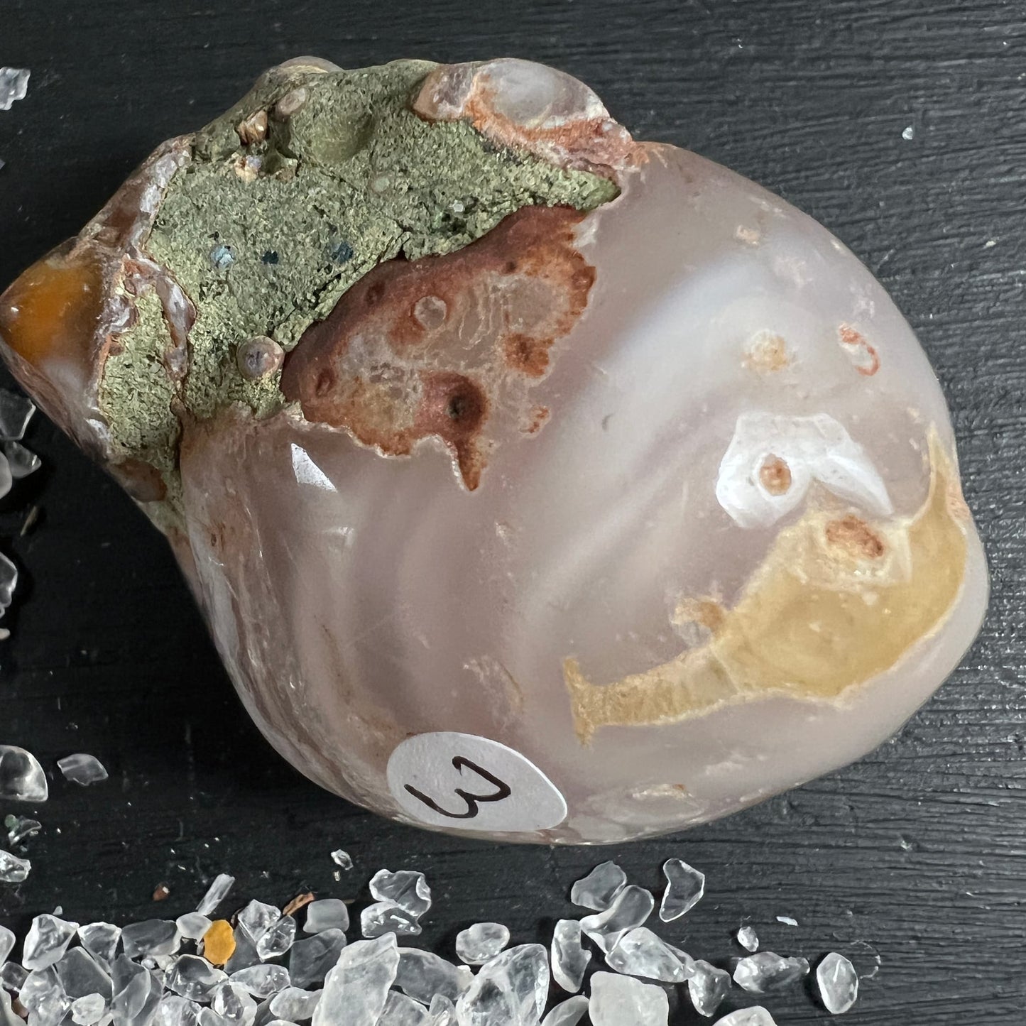 Wasseragat poliert, cremig-rosa mit moosgruener Kruste, rostroten Flecken und milchig-gelben Zonen | Happy Minerals