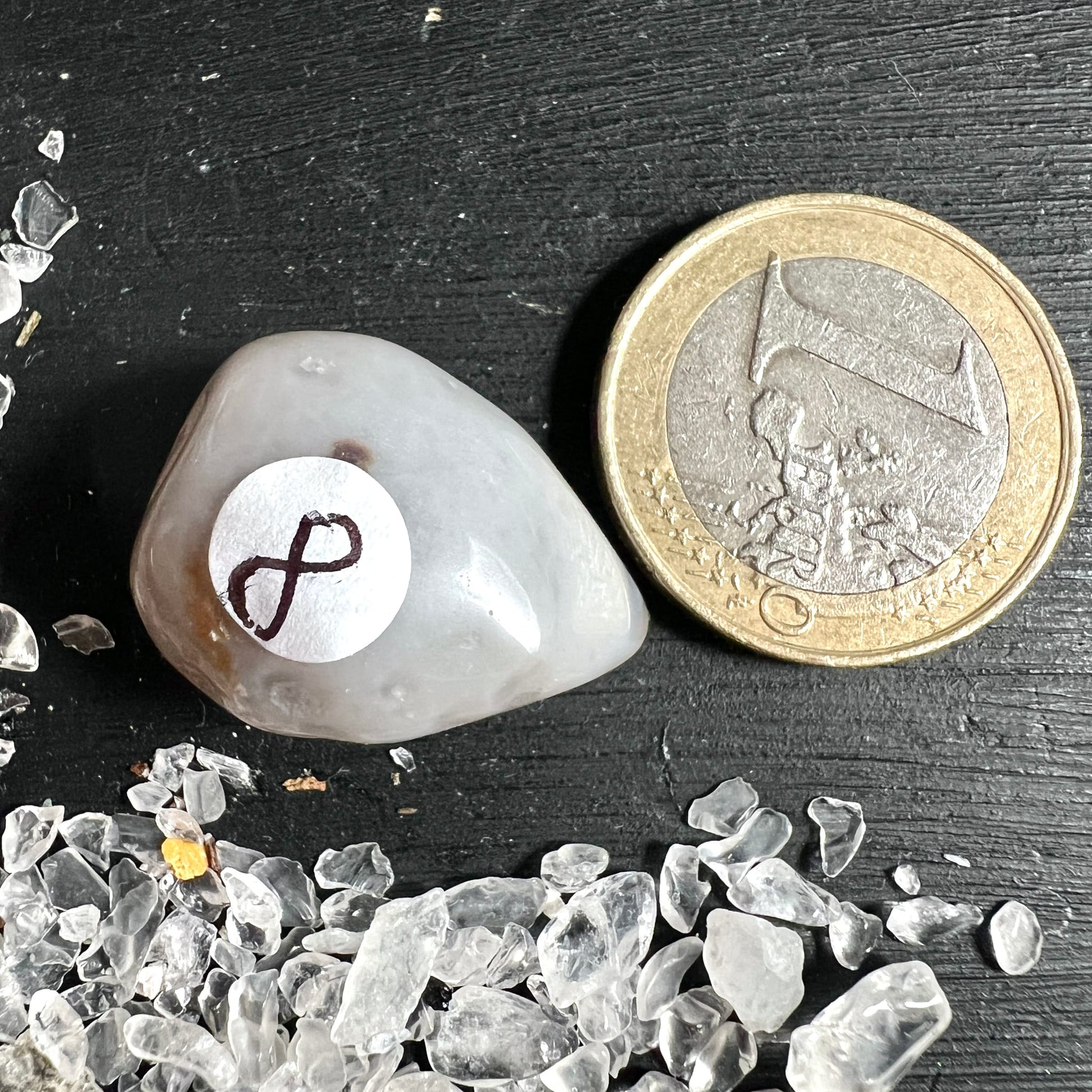 Wasseragat poliert, cremig-weiss mit rostbraunen Flecken, glatte Tropfenform, Aufkleber mit Symbol | Happy Minerals