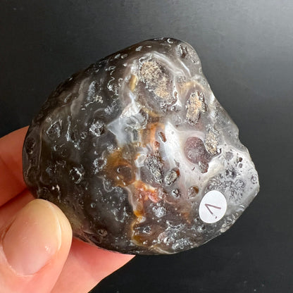 Wasseragat poliert, dunkelbraun-grau mit weisslichen Adern, rostigen Einschluessen und rauer Kruste, unregelmaessige Form | Happy Minerals