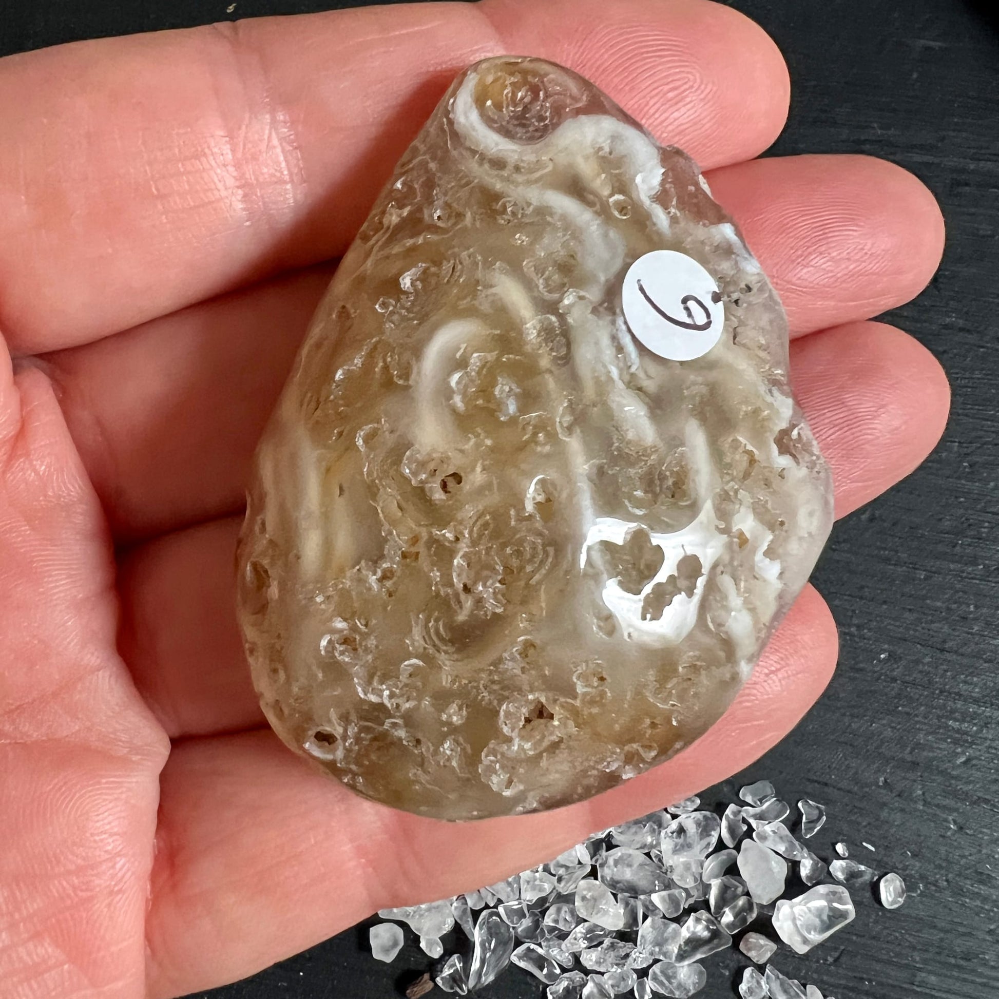 Wasseragat poliert, tropfenförmig, beige-braun mit weissen Fahnen und blasigen Hohlraum-Texturen | Happy Minerals