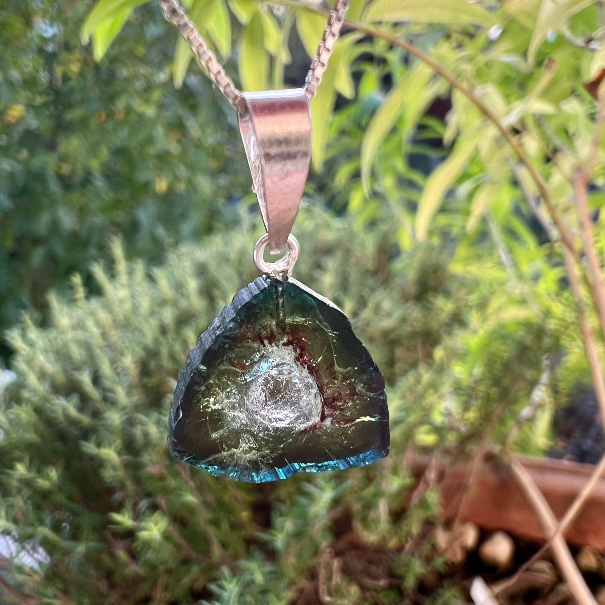 Wassermelonen Turmalin | Anhänger im Garten | Naturkulisse | grüne Pflanzen | Happy Minerals