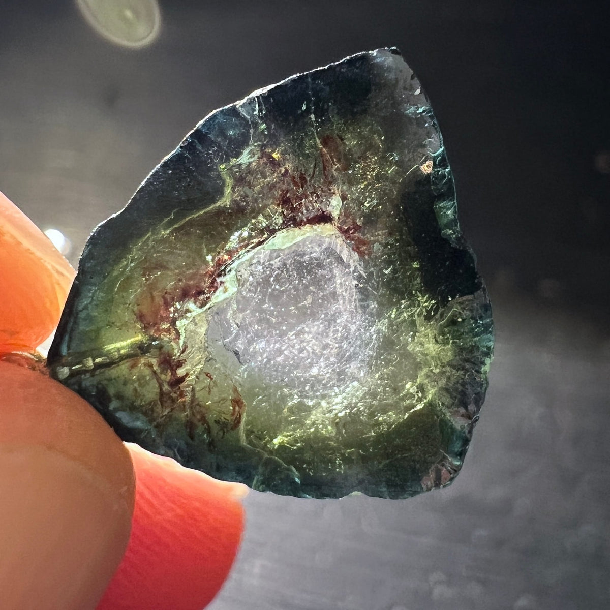 Wassermelonen Turmalin | Gegenlicht | leuchtend grüne Töne | rote Adern | Happy Minerals