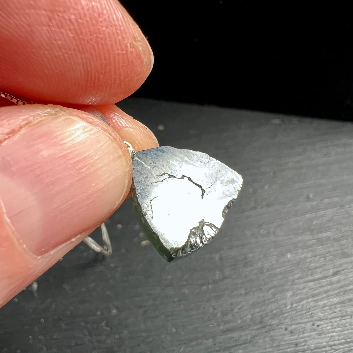 Wassermelonen Turmalin | Nahaufnahme | spiegelnde Oberfläche | Fingerhalt | Happy Minerals