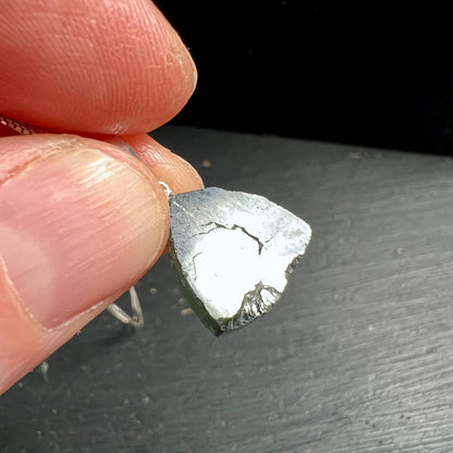 Wassermelonen Turmalin | Nahaufnahme | spiegelnde Oberfläche | Fingerhalt | Happy Minerals