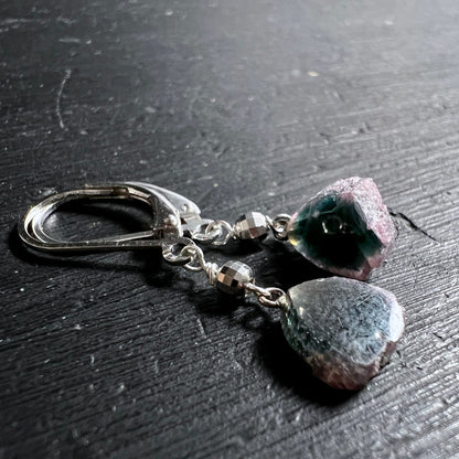 Turmalin Ohrring Nahaufnahme | Verschluss Detail | grün-rosa Stein | Happy Minerals Schmuck