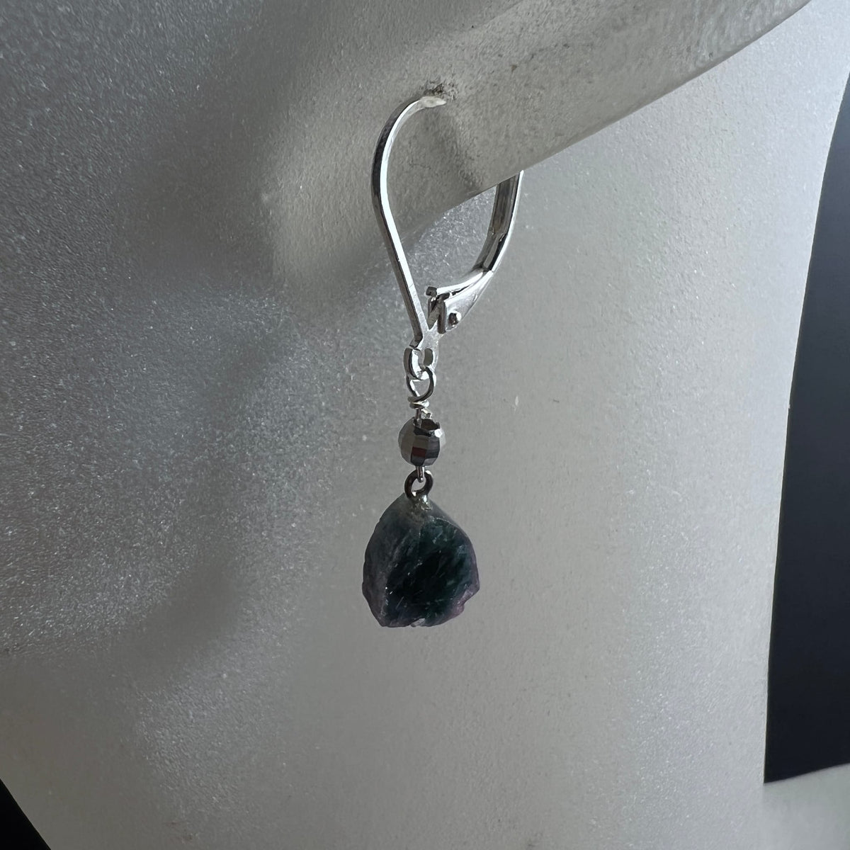 Turmalin Ohrring am Ohr | elegant getragen | grüner Rohstein | Happy Minerals Schmuckstück