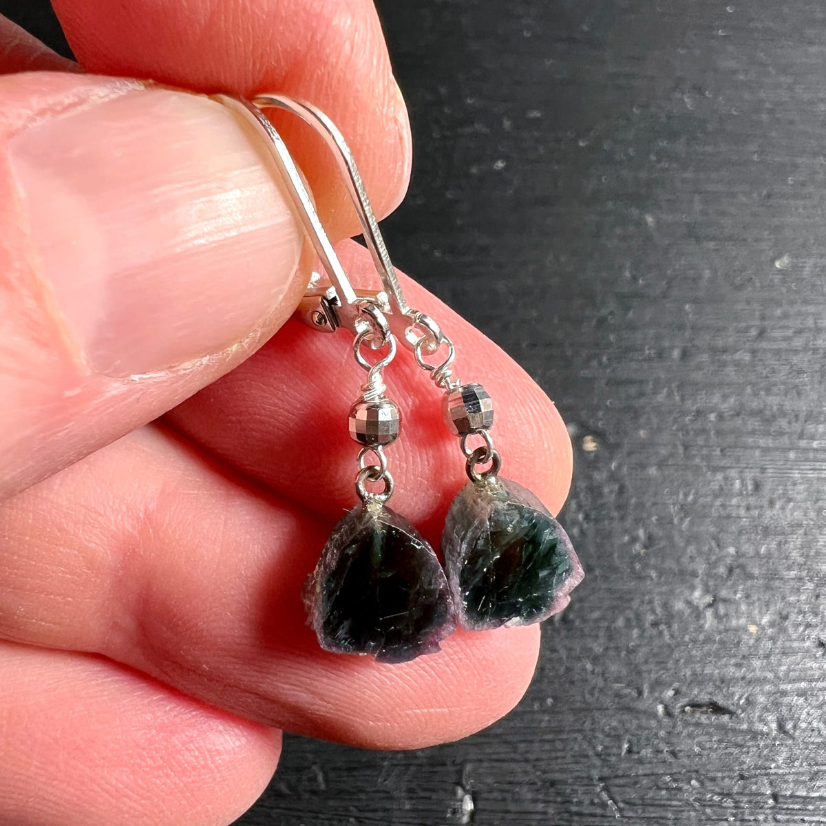 Turmalin Ohrringe in der Hand | Größenvergleich | dunkelgrüne Steine | Happy Minerals Unikat