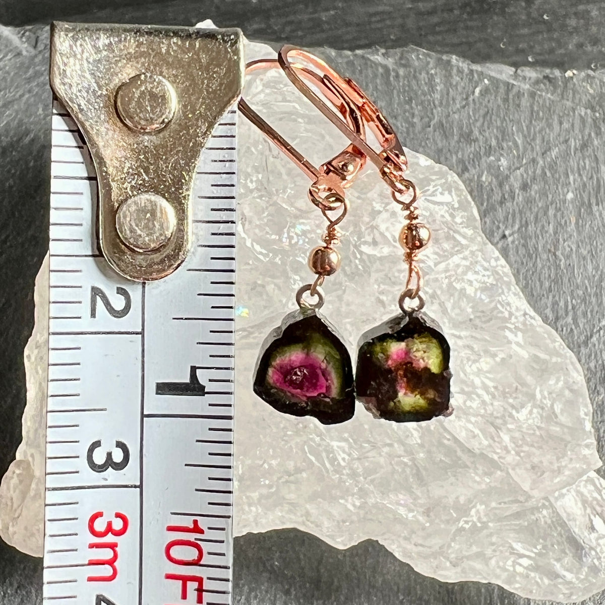Wassermelonen Turmalin Ohrringe | Größenvergleich mit Maßband | präzise Maße | Happy Minerals