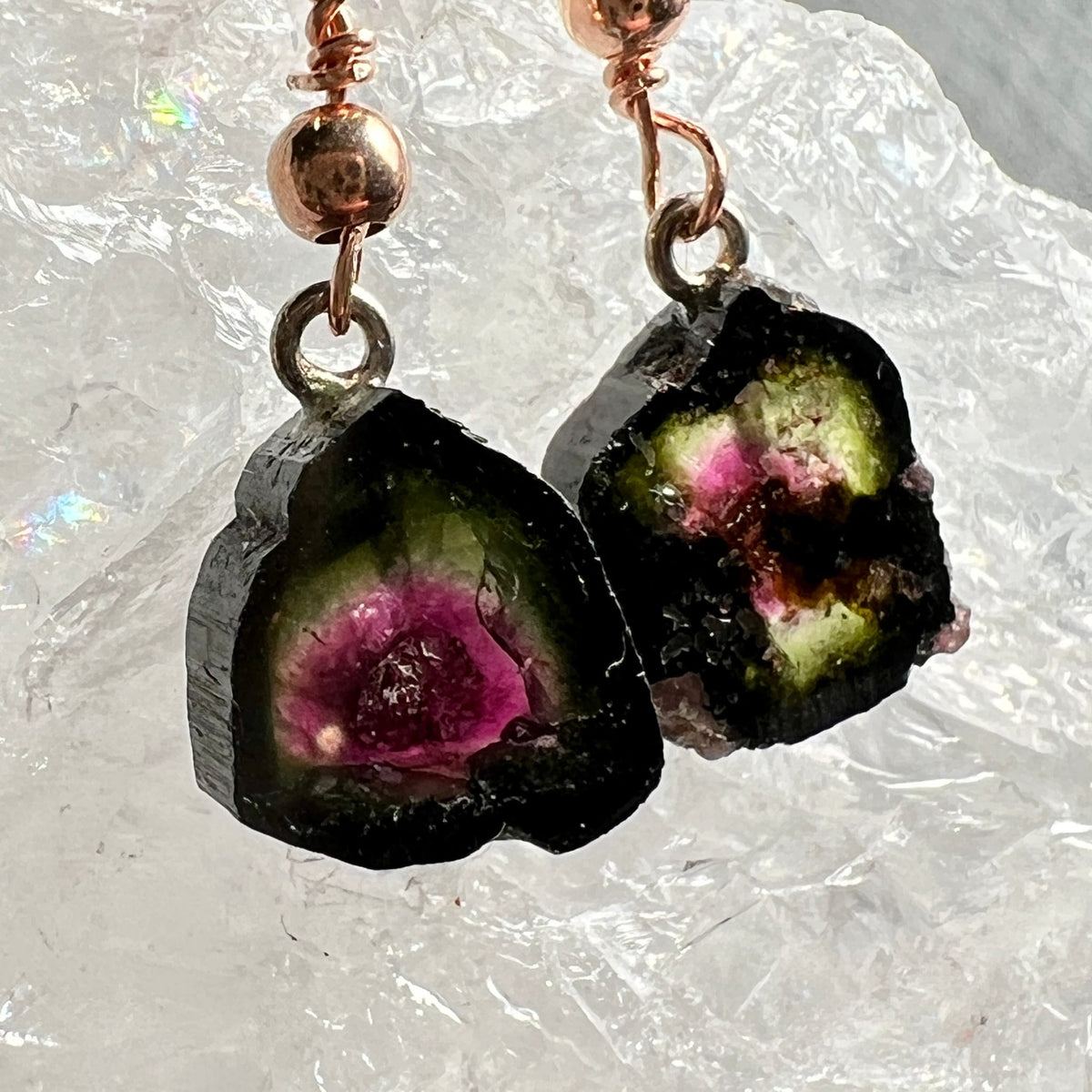 Wassermelonen Turmalin Ohrringe | auf Kristallspitze drapiert | rosa-grüne Zonierung | Happy Minerals