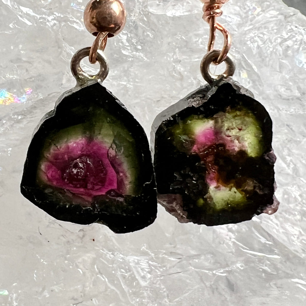 Wassermelonen Turmalin Ohrringe | Makroaufnahme | natürliches Wassermelonen-Muster | Happy Minerals