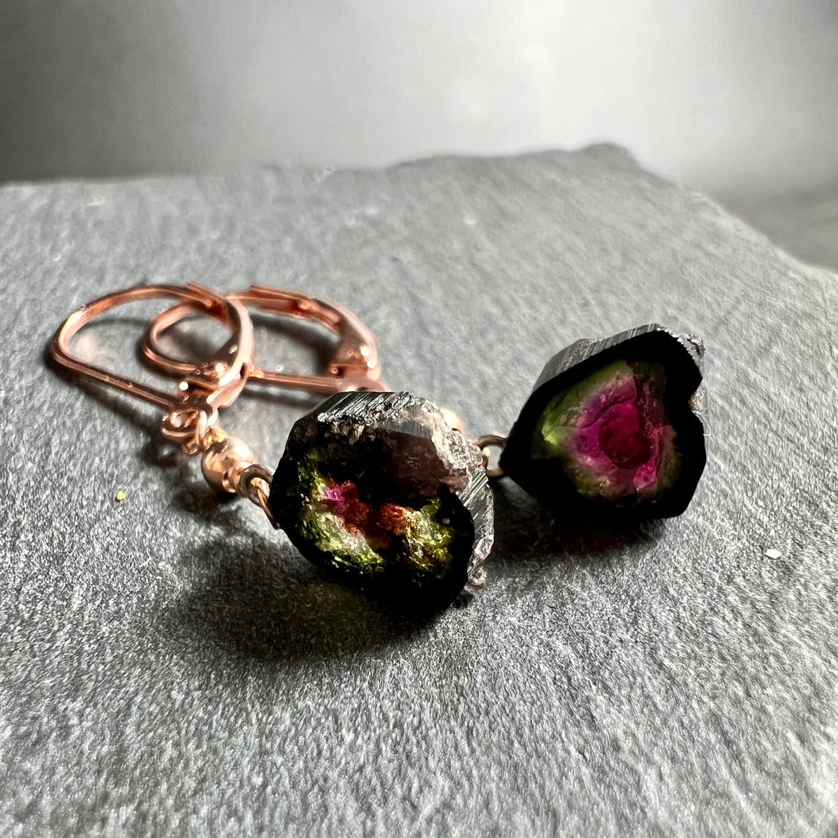 Wassermelonen Turmalin Ohrringe | rosévergoldetes Silber | rohe Kristallkanten | Rosa-Grün | Happy Minerals