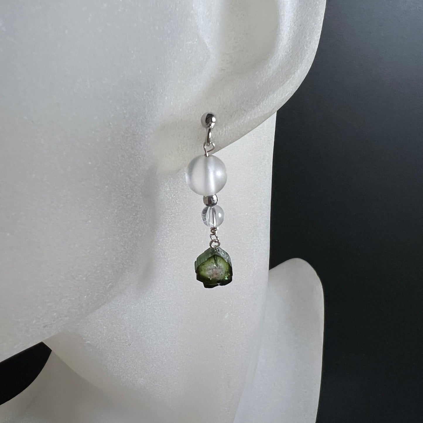 Ohrstecker am Ohrmodell | Wassermelonenturmalin | matter Bergkristall | zartes Design | Happy Minerals