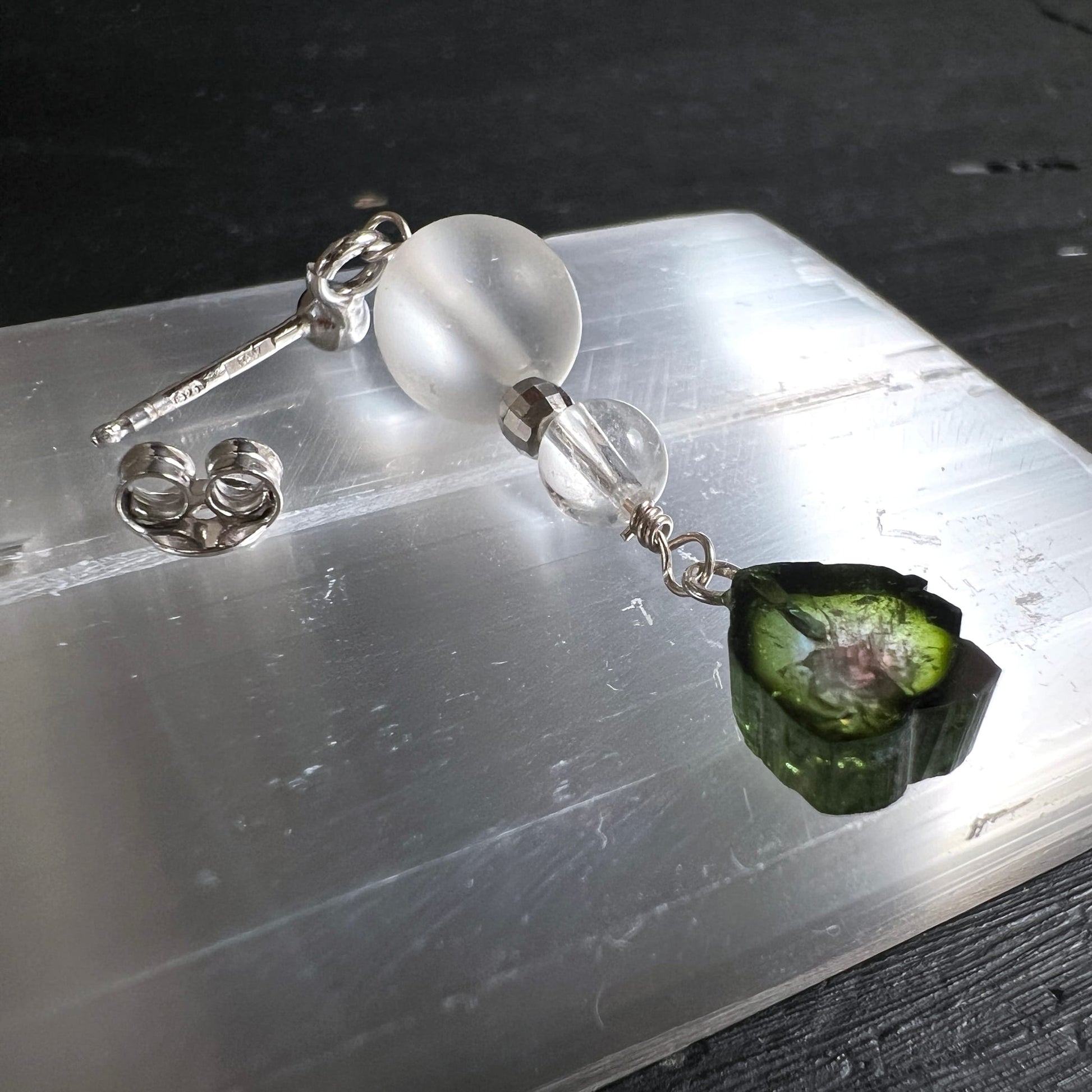 Einzelner Ohrstecker | Verschluss offen | Wassermelonenturmalin | rhodiniertes Silber | Happy Minerals