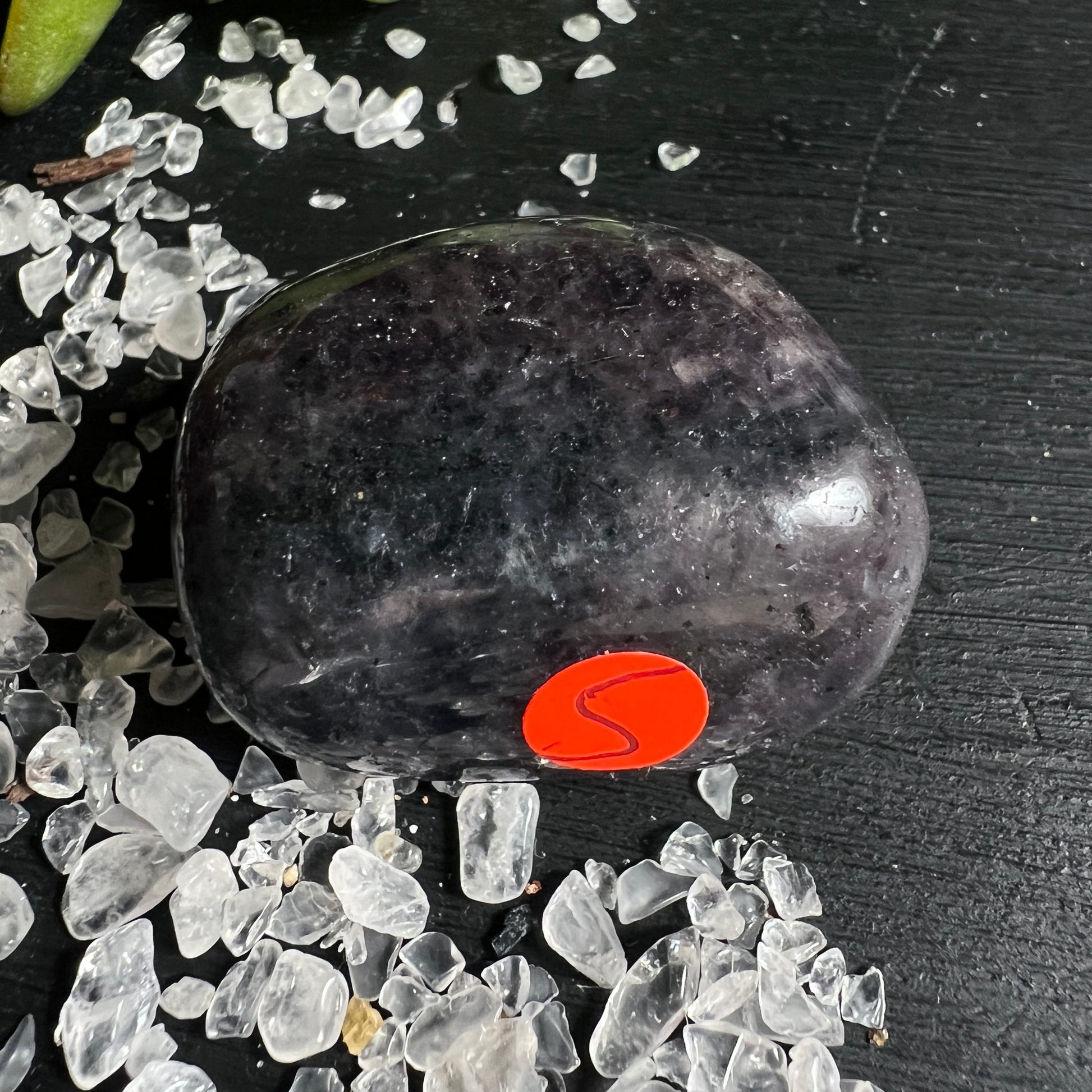Wassersaphir S | grau-blau schillernd | Cordierit Trommelstein | Happy Minerals Kristalle