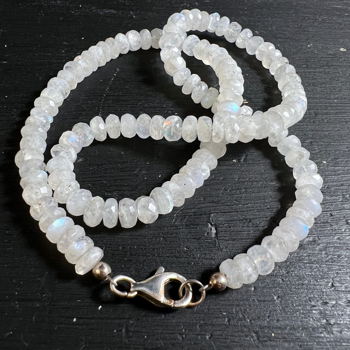 Weißer Labradorit | Kette geringelt | Silber-Verschluss | schimmernde Perlen | Happy Minerals
