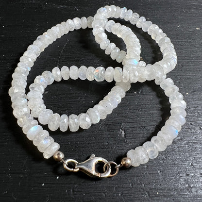 Weißer Labradorit | Kette geringelt | Silber-Verschluss | schimmernde Perlen | Happy Minerals
