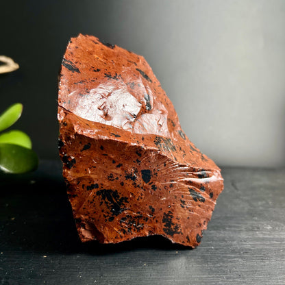 Woodgrain Obsidian Rohstein | spiegelnde Oberfläche | dramatische Lichtreflexe | Mexiko Vulkanglas | Happy Minerals