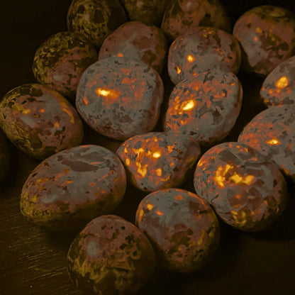 Fluoreszierender Yooperlite Taschenstein mit orangefarbenem Glühen | Happy Minerals