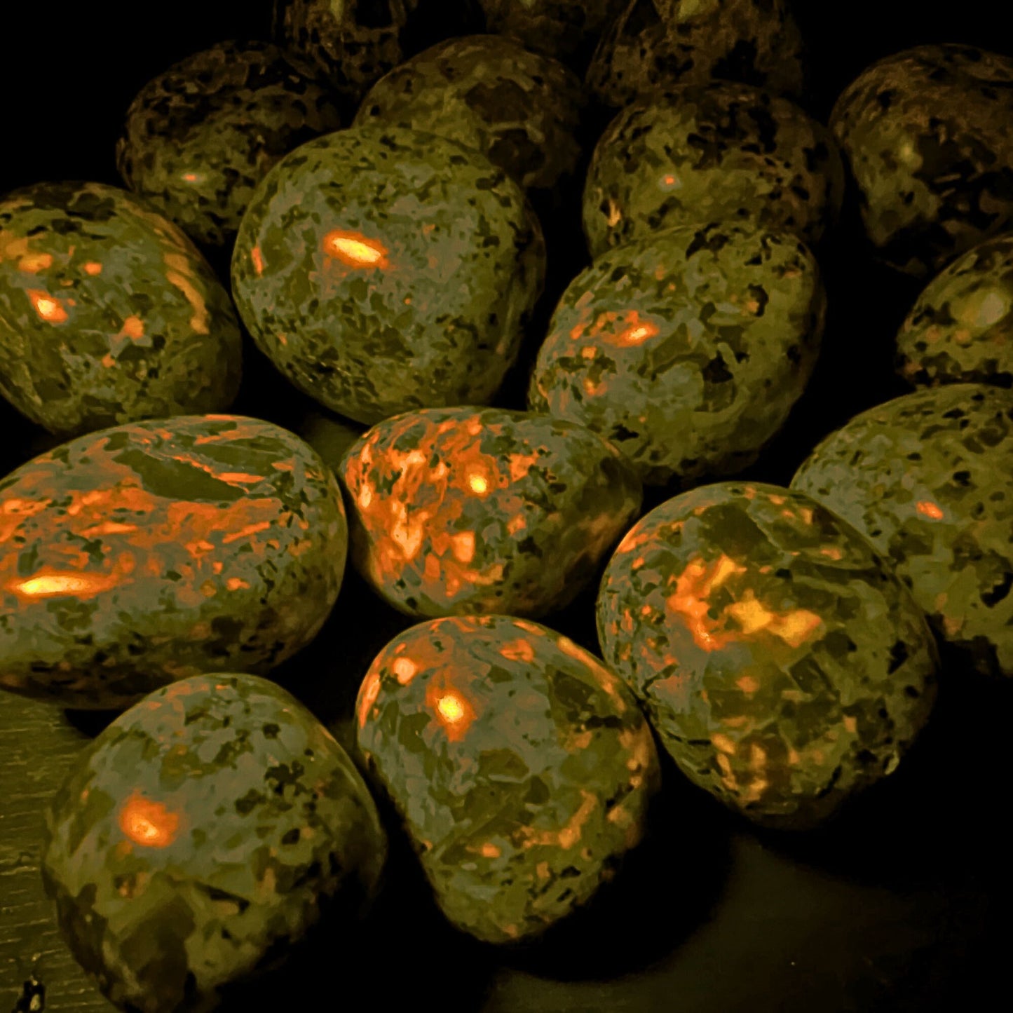Yooperlite Trommelstein leuchtet orange unter UV-Licht | Happy Minerals