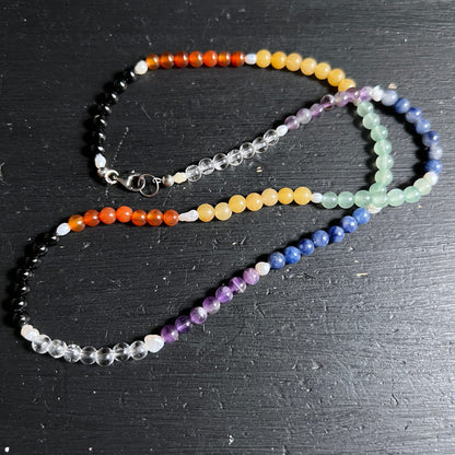 Chakra-Kette | bunte Edelsteinkugeln | Karneol Aventurin Sodalith | Silberkarabiner | Happy Minerals | geschwungen drapiert